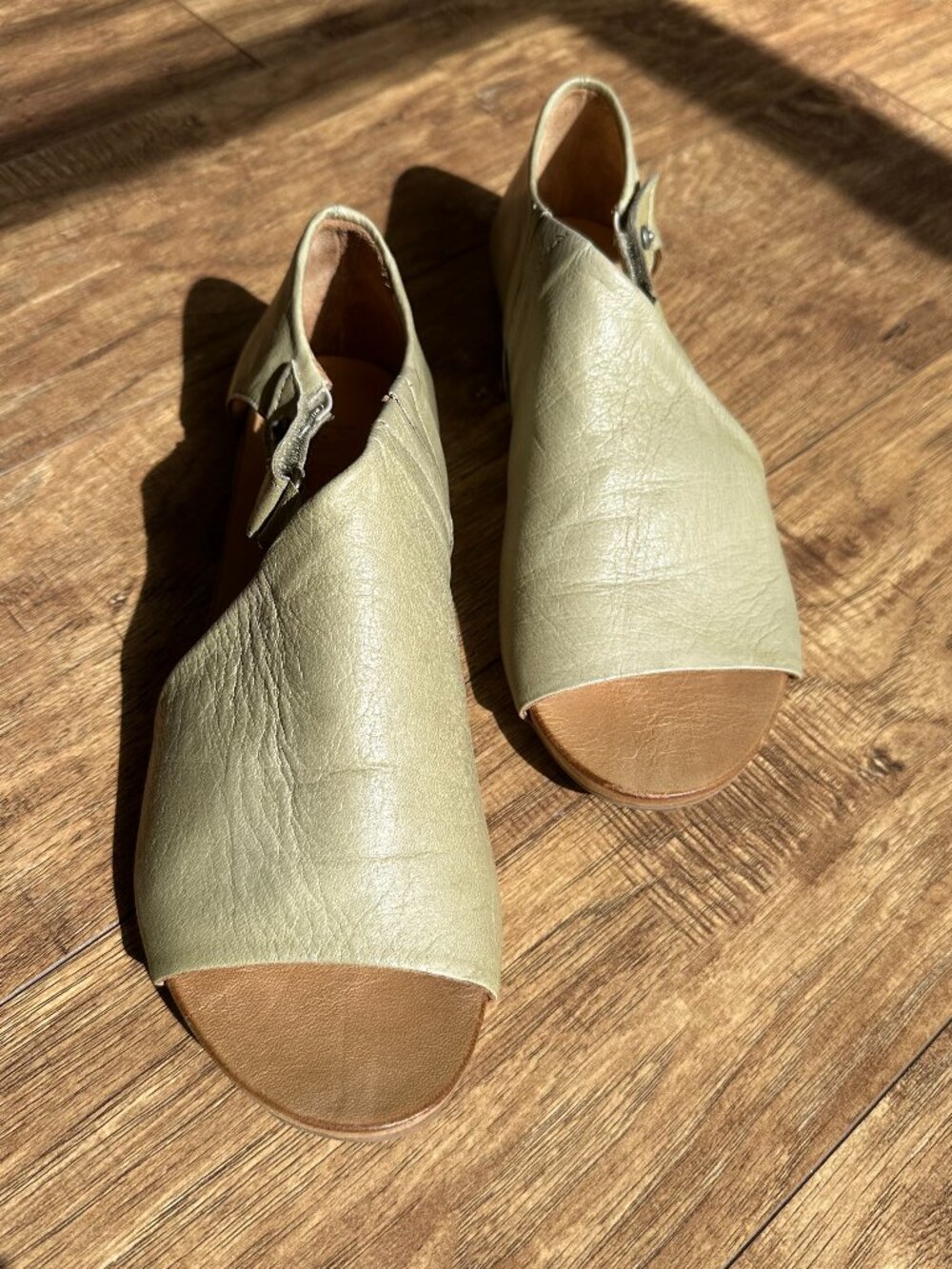 Bueno Kale l soft leather sandals l  Women's Size 39 l Pale Green l Open toe